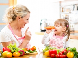 С какого возраста можно учить ребенка готовить еду? 