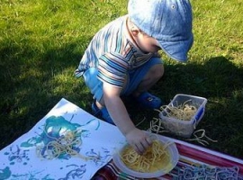 Научите ребенка рисовать с помощью спагетти