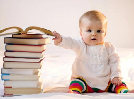 Польза чтения ребенку уже в младенчестве