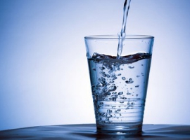 Как перевернуть полный стакан не разлив воду