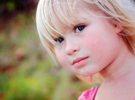 Детская застенчивость: причины и следствие