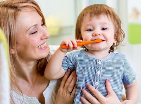 Учим малышей правильно чистить зубки