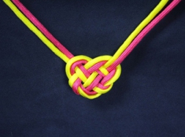 Ожерелье из шнурков с узлом "Кельтское сердце" 