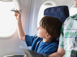 Как путешествовать на самолете вместе с ребенком 