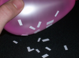 Электризованные бумага и воздушные шары 