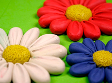 Пластилиновые цветы с объемными лепестками 