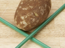 Прокалывание картофеля соломинкой 