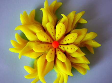 Режем пластилин - создаем объемный цветок 