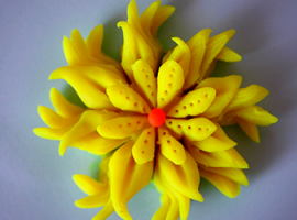 Режем пластилин - создаем объемный цветок 